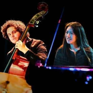 jazz duo Kees van Schijndel (contrabas) en Yunah Han (piano) treden op in het Papageno Huis Laren